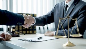 A claimant shakes hands with a No Win No Fee misdiagnosis claim solicitor