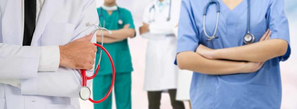 GROUP OF MEDICAL PROFESSIONALS STANDING TOGETHER